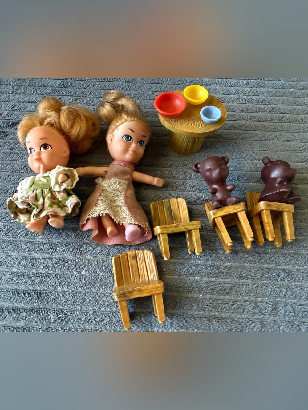 Storykins GOLDILOCKS Doll Set Liddle Kiddles Hasbro Table Chairs Bear